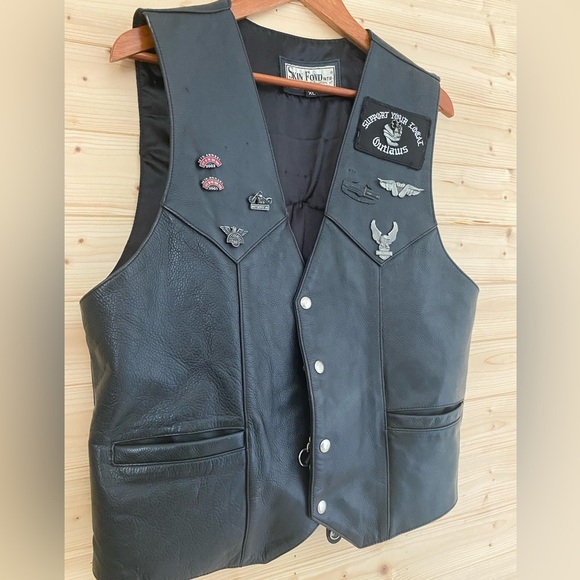 Harley-Davidson Men’s XL Black Leather Vest Pins Patches Motorcycle Biker - Picture 2 of 16